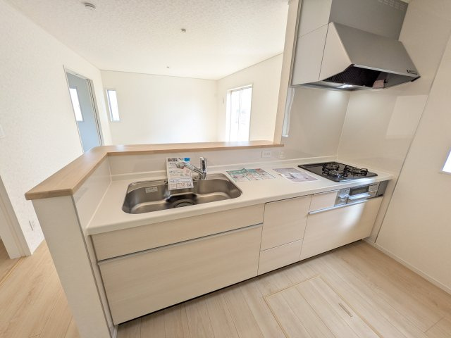 石岡市鹿の子　第1　新築戸建て　2号棟のキッチン|対面式カウンターでリビングとの一体感を演出。使いやすい動線と豊富な収納で、毎日の料理時間も快適に過ごせます。