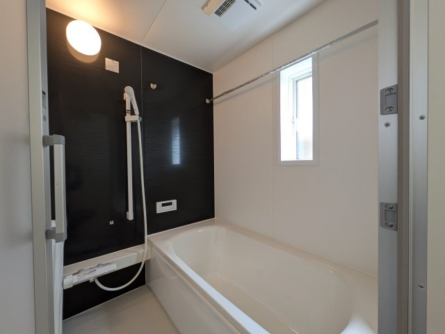 石岡市鹿の子　第1　新築戸建て　2号棟の浴室|1坪タイプのゆったりとしたバスルームは浴室暖房換気乾燥機付きで、どんな季節でも快適なバスタイムを満喫出来ます♪ 窓付きで明るく開放的なところも良いですね！