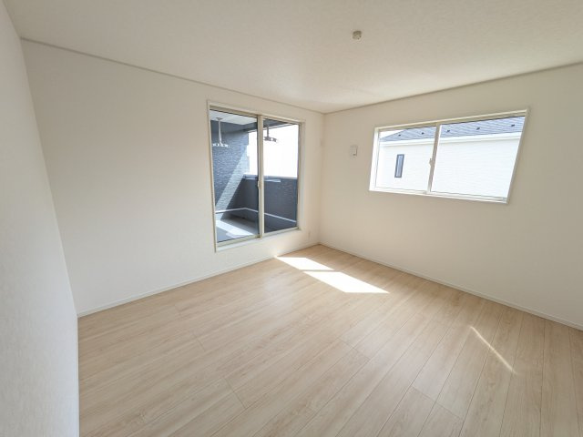 石岡市鹿の子　第1　新築戸建て　2号棟の洋室|バルコニーに面した明るい２面採光で、毎朝爽やかな光を感じられます。