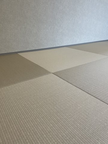 古江東町（B）　新築一戸建ての設備|畳コーナーは半畳間でスタイリッシュなグレーを使用しております。お子様の遊び場など用途は無限大です。