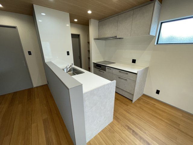 古江東町（B）　新築一戸建てのキッチン|Ⅱ型キッチンは、2列それぞれに作業スペースがあり、効率よく家事を行うことができます。