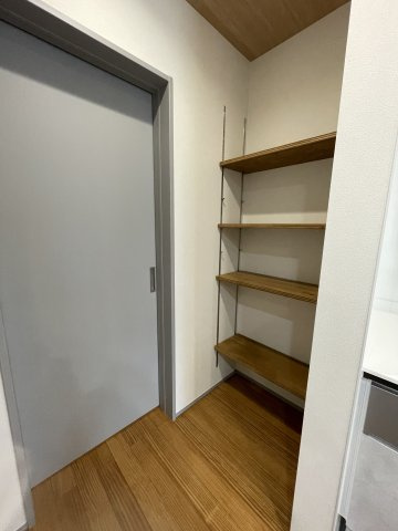 古江東町（B）　新築一戸建ての収納|パントリースペースがあるため、食材や日用品の備蓄に便利です。
