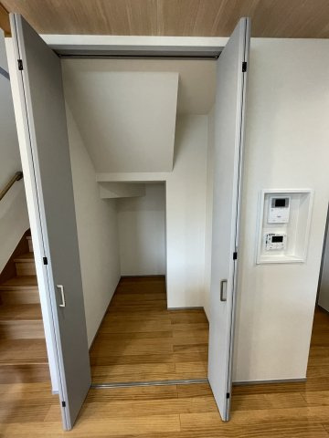 古江東町（B）　新築一戸建ての収納|リビング収納は、家族みんなで使うものの収納に便利です。