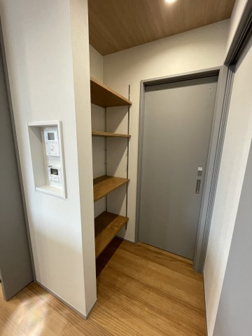 古江東町（B）　新築一戸建ての収納|トイレ前の棚は収納だけでなく、趣味のディスプレイ棚にも使えます。