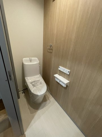 古江東町（B）　新築一戸建てのトイレ|1階トイレはシャワートイレの多機能タイプになります。2階のトイレも同じ設備が設置されています。