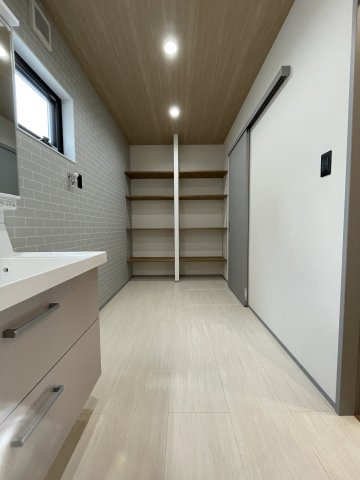 古江東町（B）　新築一戸建ての脱衣所|洗面室は奥行きが広く、ランドリールームとしても利用できます。奥の棚はリネンや洗剤等の収納に便利です。