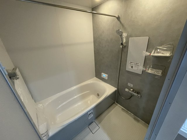 古江東町（B）　新築一戸建ての浴室|浴室暖房乾燥機付きのオートバスです。付属品の棚や鏡はマグネットタイプで、位置を自由に移動できます。