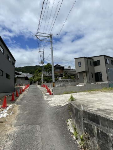 古江東町（B）　新築一戸建ての前面道路含む現地写真|前面道路（公道）の幅員は約2.2ｍですが、セットバックされ、実際の幅員は4.0ｍになります。