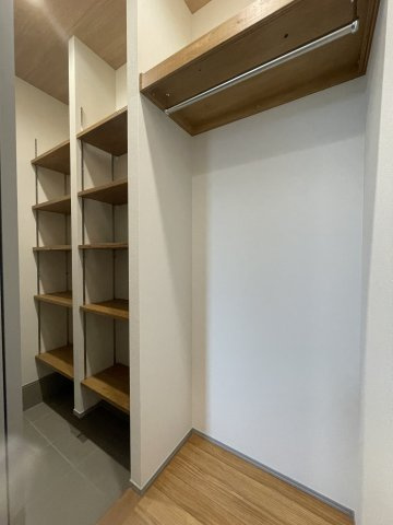 古江東町（B）　新築一戸建ての収納|玄関収納は靴だけでなく、上着やカッパの収納もでき、ベビーカーやアウトドアグッズの収納にも便利です。