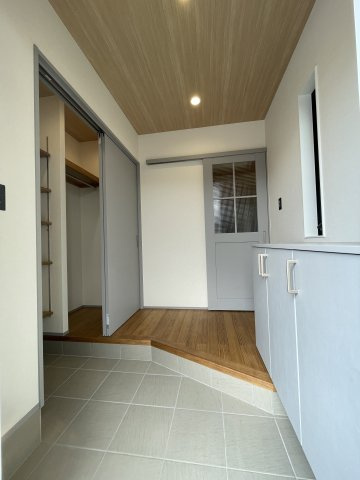 古江東町（B）　新築一戸建ての玄関|靴の収納は、写真右側の造作棚だけでなく、写真左側の大容量のSICもあります。