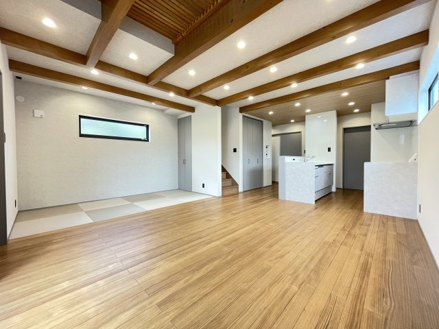 古江東町（B）　新築一戸建ての居間・リビング|木材のやわらかい印象が特徴的なLDKです。畳コーナーも合わせると、約19.2帖の広さがあります。