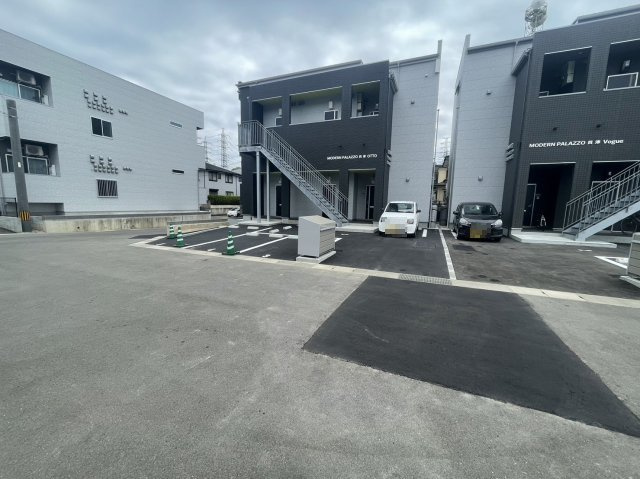 modern palazzo貝津OTTOの駐車場