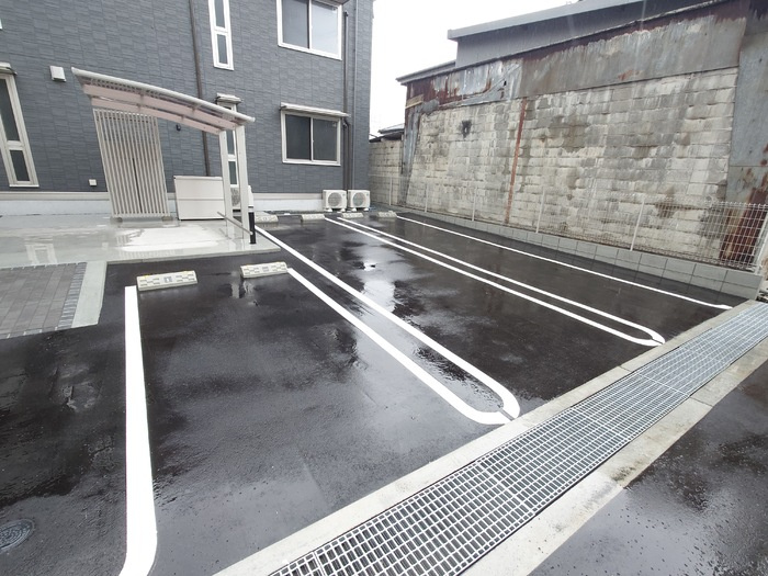 ラフィネ西桜町の駐車場