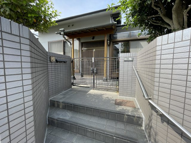 足利市山川町　中古戸建　毛野南小学校・毛野中学校の玄関|門扉付きのエントランス！