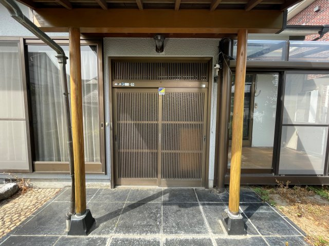 足利市山川町　中古戸建　毛野南小学校・毛野中学校の玄関|ガラス扉の引き違い戸の玄関！