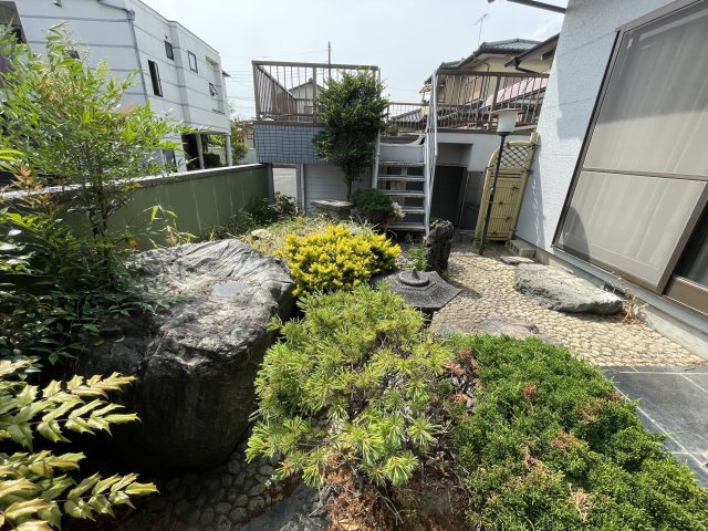 足利市山川町　中古戸建　毛野南小学校・毛野中学校の庭|立派な庭石が魅力的な和風庭園！