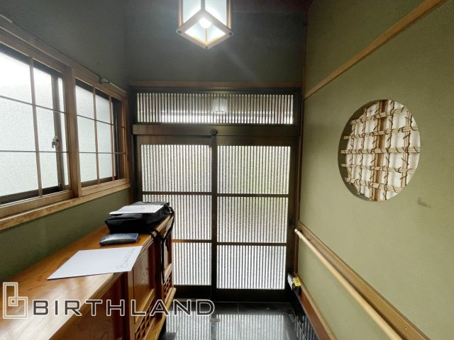 足利市山川町　中古戸建　毛野南小学校・毛野中学校の玄関|昭和レトロな雰囲気の丸窓付き玄関！