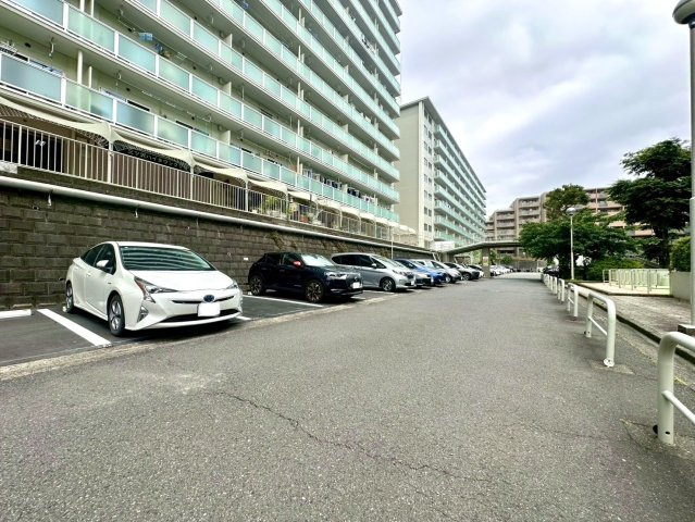 三ツ沢ハイタウン1号棟の駐車場|平置き駐車場のため、機械式駐車場のような待ち時間がなく、忙しい朝もスムーズに出庫・出勤できます。