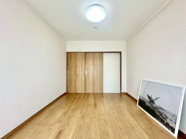 三ツ沢ハイタウン1号棟の洋室|静かな環境の中で落ち着いた時間を過ごせる、心安らぐ居室となっています。