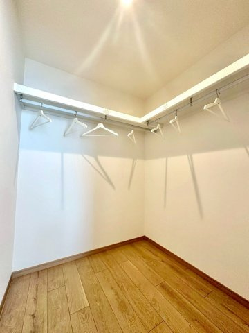 三ツ沢ハイタウン1号棟の収納|大容量の収納が可能なウォークインクローゼットは、衣類や小物をすっきりと整理できる便利な空間です。