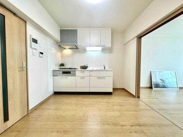 三ツ沢ハイタウン1号棟のその他|大きな窓から自然光がたっぷり差し込む明るいリビング。開放感あふれる空間が、日々の暮らしにゆとりと心地よさをもたらします。