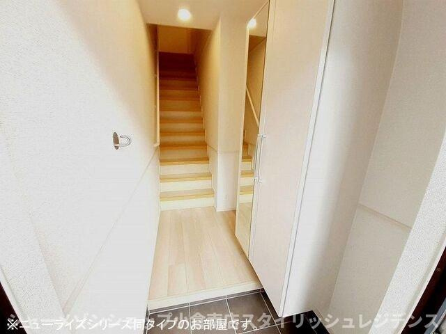 フィールズイーストＢの玄関|明るい玄関です