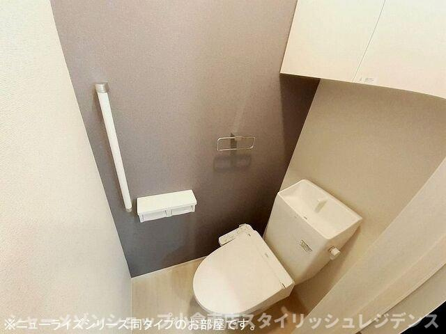 フィールズイーストＢのトイレ|ゆったりとした空間のトイレです