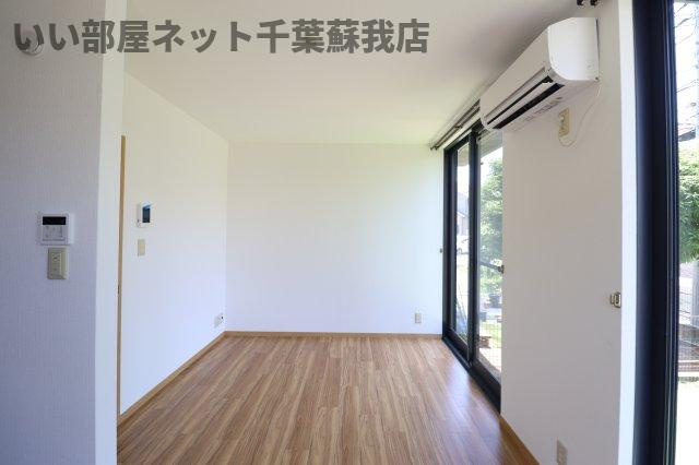 レジデンスヤマダⅢの居間・リビング|こちらの居間で趣味の時間をお楽しみください