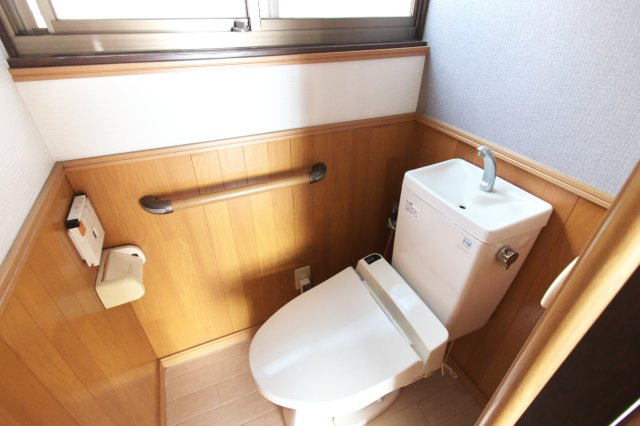 呉市両城1丁目戸建てのトイレ|1階トイレ