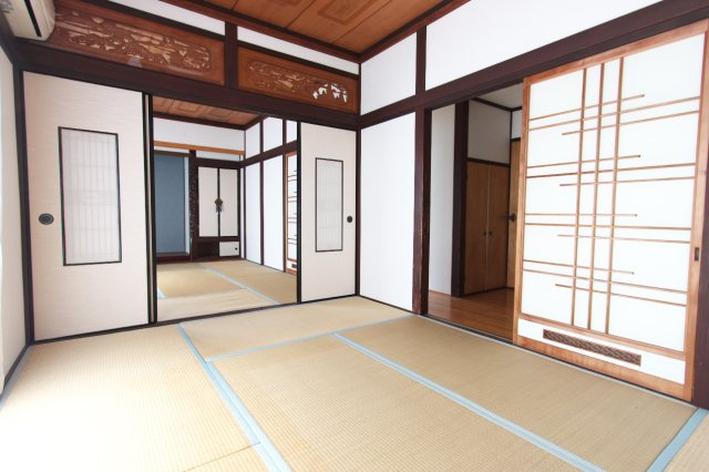呉市両城1丁目戸建ての和室|1階リビング横和室