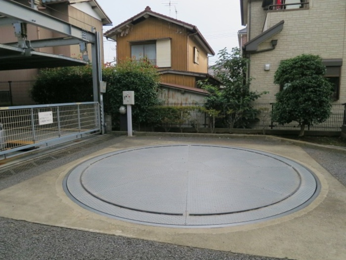 パインツリーコートの駐車場