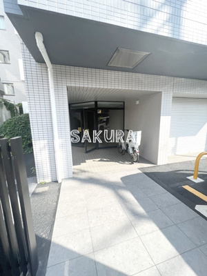 【エントランス】 | コスモリード横浜反町 | 重厚感のある建物デザイン♪