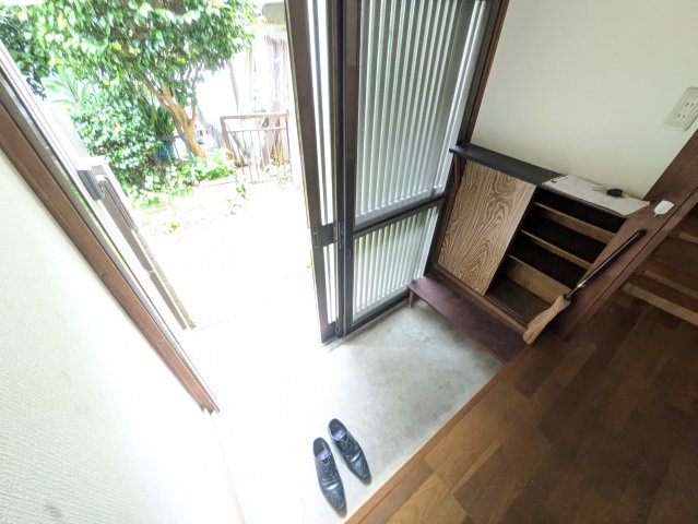 中新宿戸建の玄関