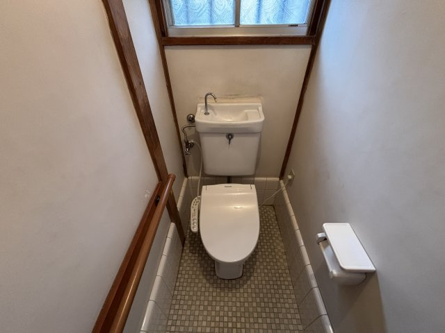 中新宿戸建のトイレ