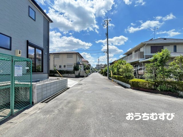 小牧市光ケ丘２丁目(全1棟)の前面道路含む現地写真