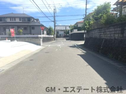 宮崎市清武町加納甲　中古住宅の前面道路含む現地写真