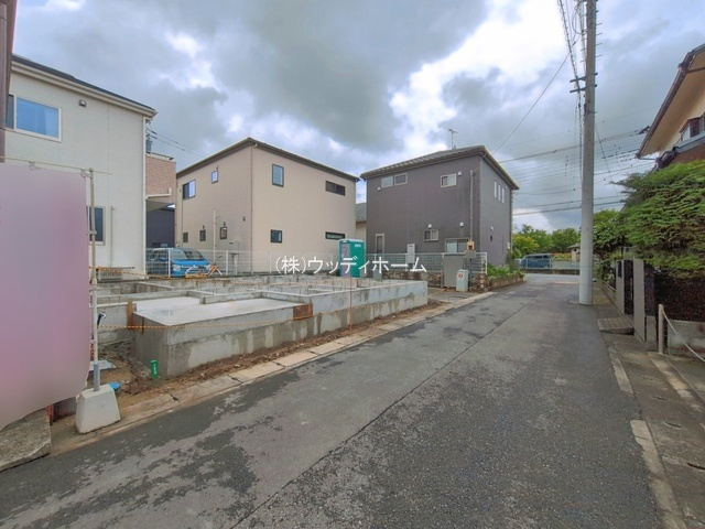 春日部市南4丁目　新築一戸建ての前面道路含む現地写真