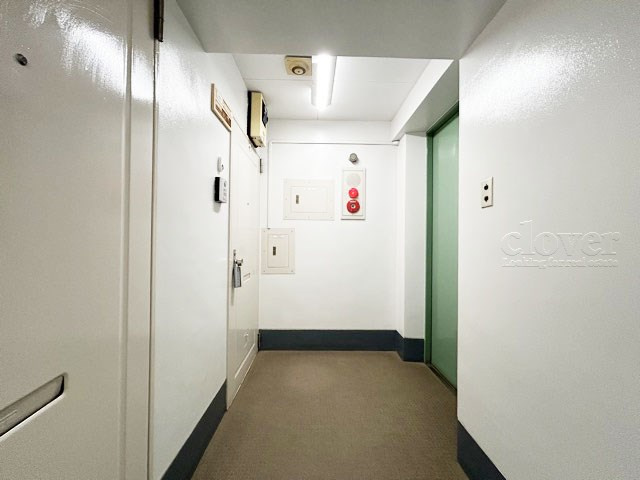 【その他共用部分】 | 宮本37ハイツ | マンションの共用廊下です。きれいに清掃されています。周囲のお部屋の様子も、ぜひ伺ってみてください。～即日のご見学可能～　お問合せはお気軽にどうぞ。
