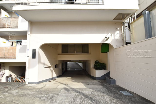 【エントランス】 | 宮本37ハイツ | お客様を、そして住人を出迎えてくれるマンションのエントランス。ゴミが落ちていないことからも、管理状態の良さや住民の節度の高さが見て取れます。～即日のご見学可能～　お問合せはお気軽にどうぞ。

