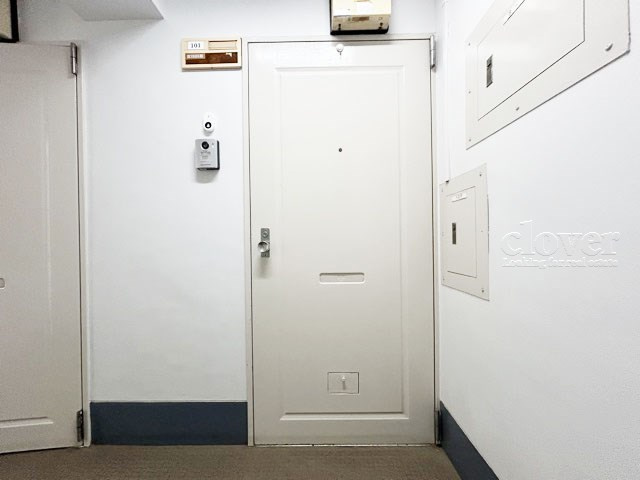 【その他共用部分】 | 宮本37ハイツ | 皆様をお迎えする、お部屋の玄関ドア。開けやすさや開放角度、ドアノブの操作しやすさや鍵の形状などを、現地で一度ご確認ください。～即日のご見学可能～　お問合せはお気軽にどうぞ。
