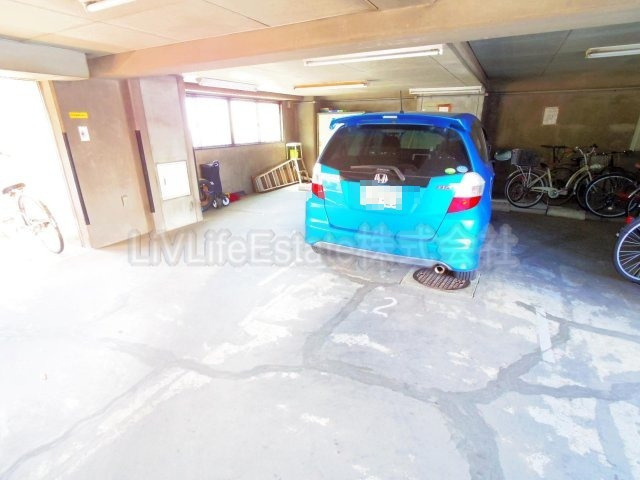 メゾンクレールの駐車場