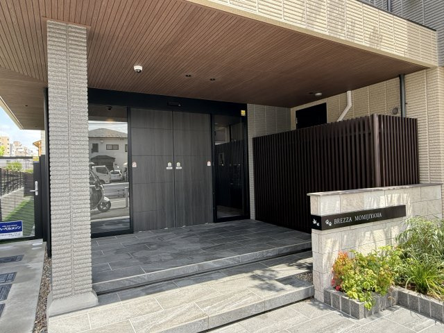ブレッザ紅葉山のエントランス