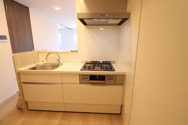 セラヴィ南町のキッチン|３口コンロ付きシステムキッチンです。