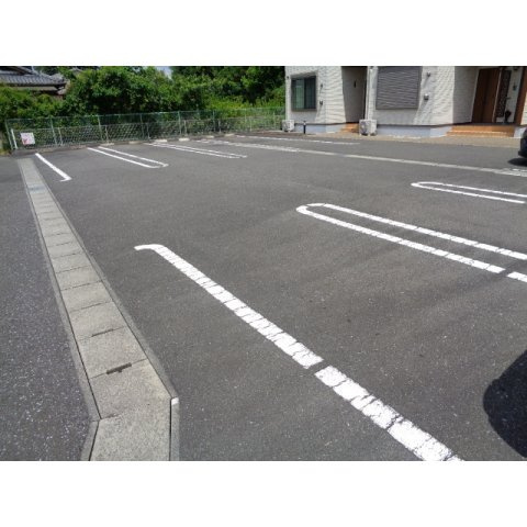 ラフレシールの駐車場