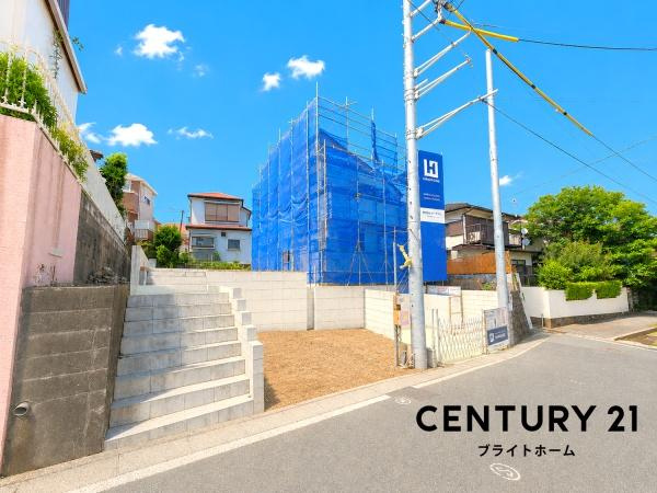 横浜市旭区笹野台４丁目の新築一戸建の前面道路含む現地写真|車通りが少ない為、小さなお子様にも安心です。
是非一度、現地へ起こしください。