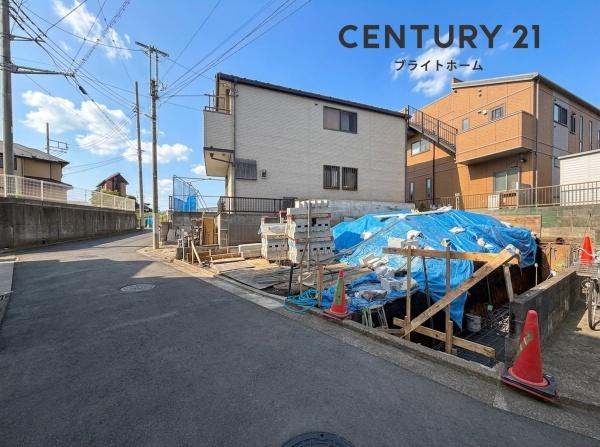 横浜市泉区中田東４丁目の新築一戸建の前面道路含む現地写真|車通りが少ない為、小さなお子様にも安心です。
是非一度、現地へ起こしください。