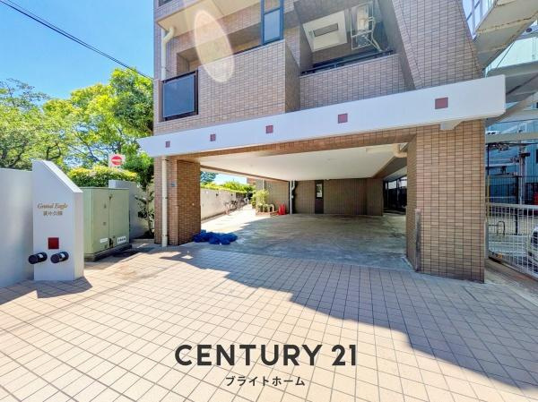 グランイーグル萩中公園のエントランス|清掃もしっかり、管理のされたマンションです。
安心・安全・快適にお過ごしください