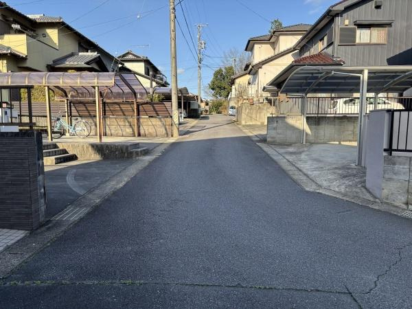 岡崎市鹿勝川町・中古戸建の前面道路含む現地写真|前面道路です。