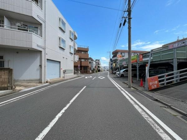 川崎市川崎区京町３丁目の中古一戸建の前面道路含む現地写真