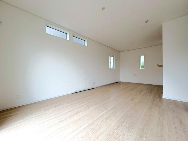 クワイエ　羽島郡岐南町薬師寺第2　全3区画分譲の洋室|建具やクロスなどをトータルデザインでコーディネートしており、室内に落ち着きと安らぎを与えてくれます。
全居室収納付き！寝室やお子様のお部屋がスッキリ片付きます。